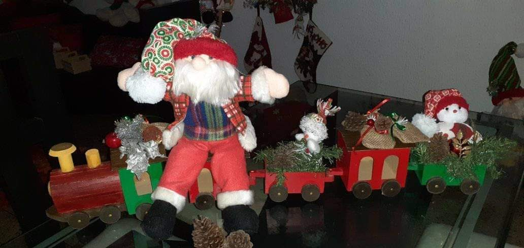 Estefany's grandmother makes Santa figures